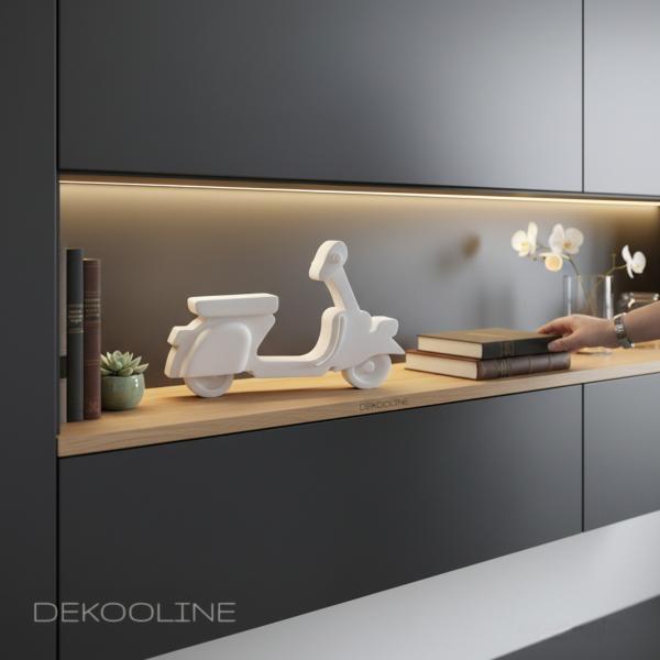 Weißer Raysin Deko Roller dekorativ auf Regal platziert, minimalistisches Wohnambiente